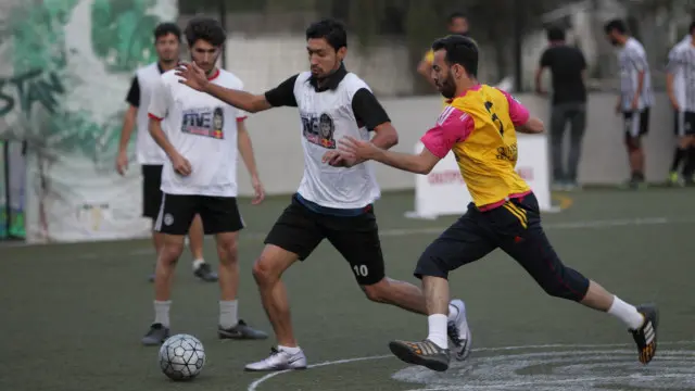 پاکستان میں عام فٹبال کے ساتھ ساتھ فائیو اے سائیڈ فٹبال بھی بہت مقبول ہو رہی ہے