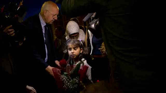 Suhila (arkada, başörtülü) "Bu dehşet bitince evimize döneceğiz" diyor.