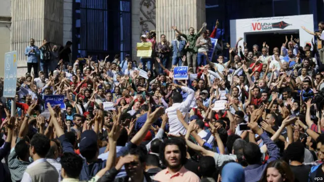 أعاد إقرار الحكومة المصرية بتبعية جزيرتي تيران وصنافير إلى السعودية الاحتجاجات إلى الشارع 