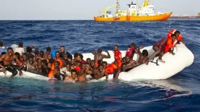 SOS Mediterranee, Libya açıklarında batan botun bu fotoğrafını paylaştı. 