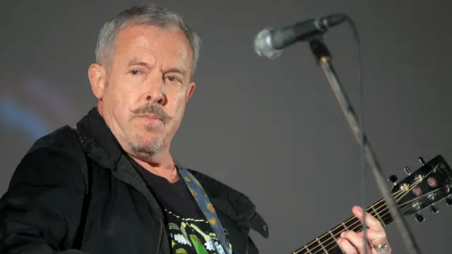 Андрей Макаревич с гитарой