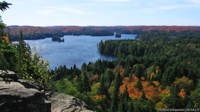 Kanada memiliki pemandangan alam yang luas dan indah.