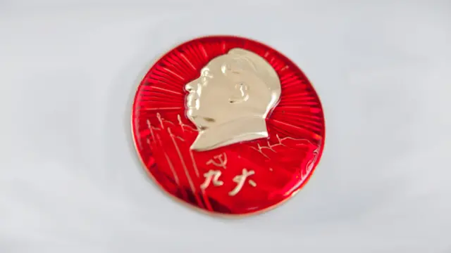 Huy hiệu là biểu tượng cho sự sùng bái cá nhân Mao Trạch Đông. Người ta cho là khoảng 2 tỷ chiếc huy hiệu Mao đã được sản xuất trong thời gian Cách mạng Văn hóa.  “Tinh thần sôi sục bắt đầu nguội dần từ năm 1969 sau khi Mao nghe nói đã phản ứng trước một đợt bùng nổ sản xuất huy hiệu và nói ông cần nhôm để sản xuất phi cơ.”