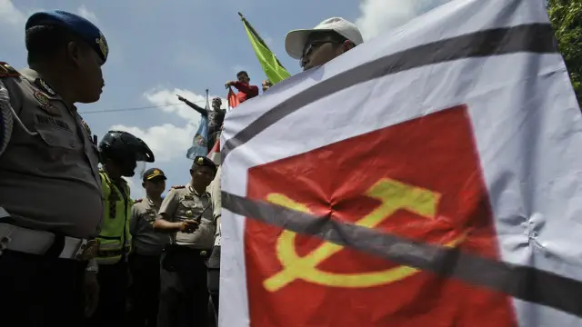 Front Pancasila menuntut Simposium 1965 dibubarkan. 