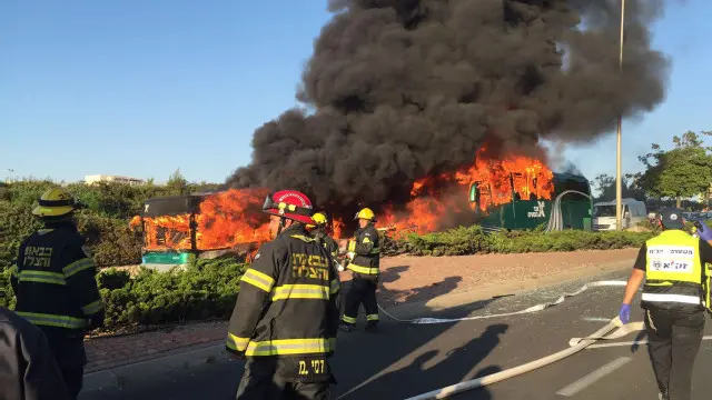 جائے وقوعہ سے ملنے والی تصاویر میں ایک بس کو مکمل طور پر شعلوں میں لپٹے دیکھا جا سکتا ہے