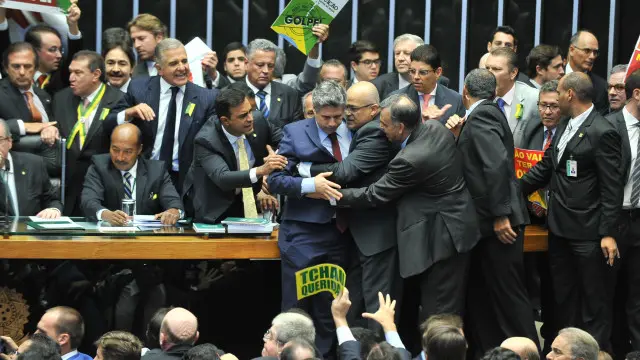 Confusão na Câmara durante votação do impeachment; para colunista da BBC Brasil, processo é 'uma tentativa cirúrgica de tirar a cabeça do corpo'