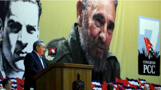 القى الرئيس راؤول كاسترو كلمة الافتتاح في مؤتمر الحزب الشيوعي السابع