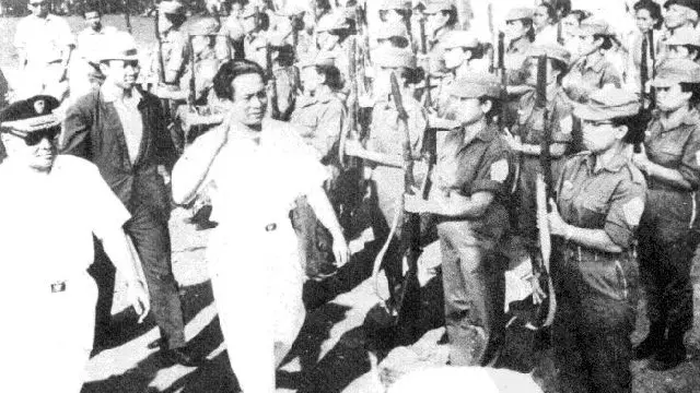 印尼共主席艾地(左二)在「九三零」大屠殺前檢閱印共軍隊