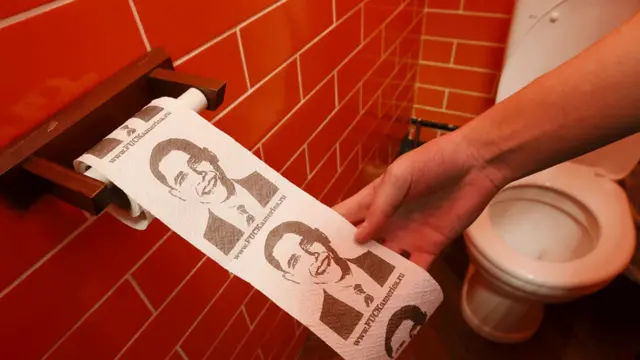 باتھ روم میں ٹائلٹ پیپر پر امریکی صدر براک اوباما کی تصویر ہے۔ 