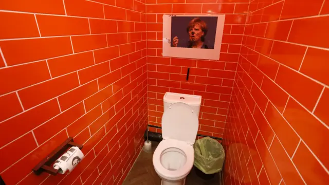 تین سال امریکہ میں رہنے کے بعد روس واپس آنے والی اس کیفے کی ایک مالکن نے کہا کہ وہ جب روس واپس آئی تو انھوں نے دیکھا کہ لوگ افسردہ ہیں۔ 