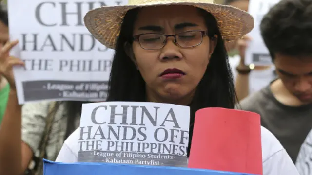 Di ranah kebijakan luar negeri, Duterte mengatakan akan menempuh perundingan multilateral untuk menyelesaikan perseteruan soal Laut Cina Selatan. 