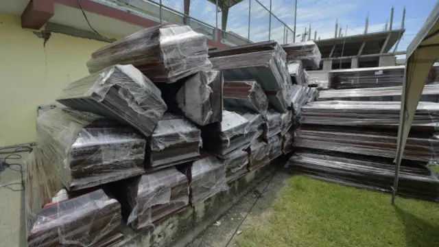 Sejumlah saksi mata mengaku bau jenazah yang telah membusuk begitu menusuk hidung, terutama di daerah-daerah yang paling parah terpapar gempa.