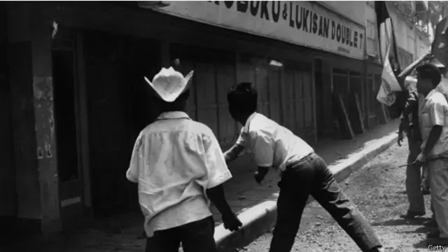 هوجمت المصالح التي لها علاقة بالشيوعيين بما فيها هذه المكتبة