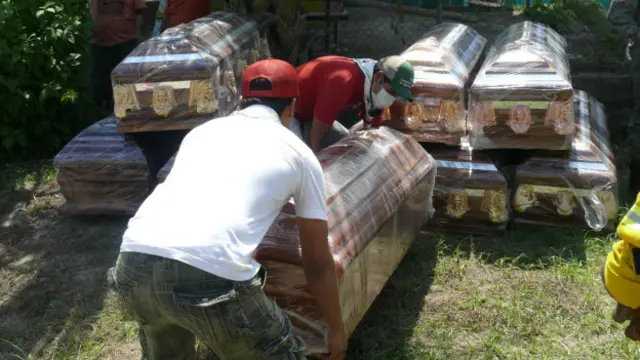 Para enterrar a los centenares de muertos hubo que traer ataúdes de fuera de los pueblos de la costa.