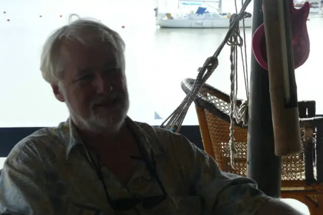 Frank Martin dice que ahora vive con la ropa que lleva puesta.