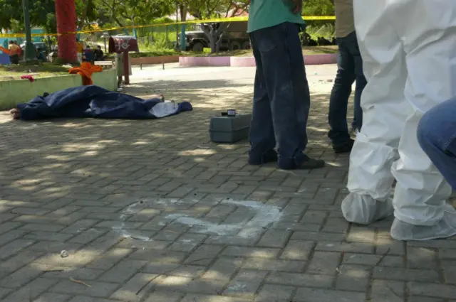 Los cadáveres sin identificar serán enterrados en fosas comunes.