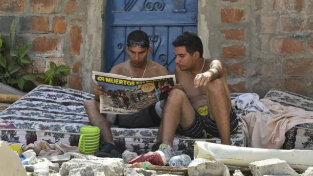 Dos hombres leyendo un periódico