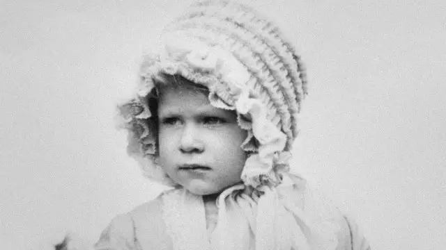 الملكة في طفولتها