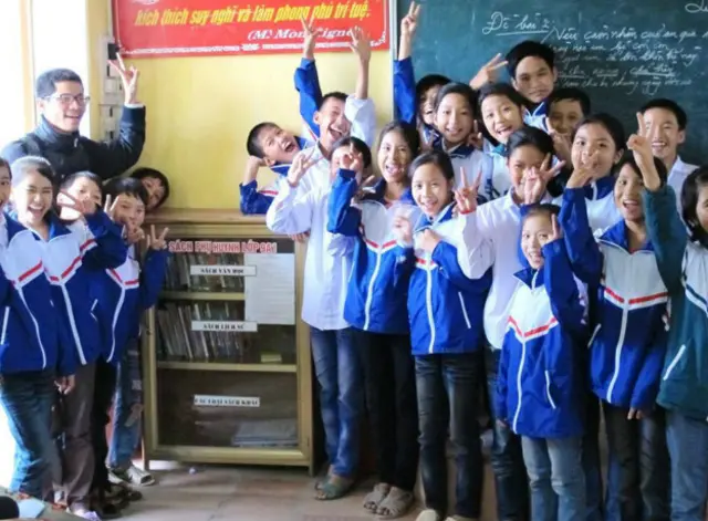 Một tủ sách phụ huynh dành cho học sinh cấp Hai mà ông Thạch cùng thực hiện, tủ sách đặt trong lớp giúp học trò tiếp cận sách tốt hơn