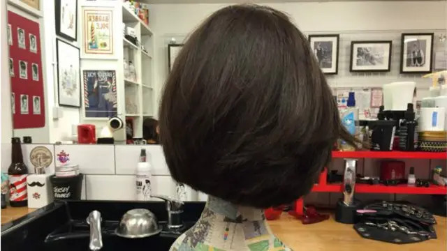 Çaya toy günündən bəri saçlarını gizlətmək üçün dini ənənələrə uyğun olaraq parik taxıb