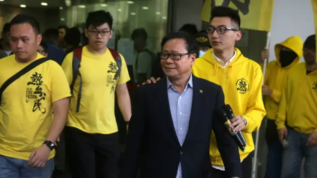 立法會議員黃毓民與支持者