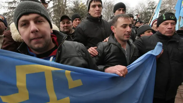 Кримські татари з прапором 