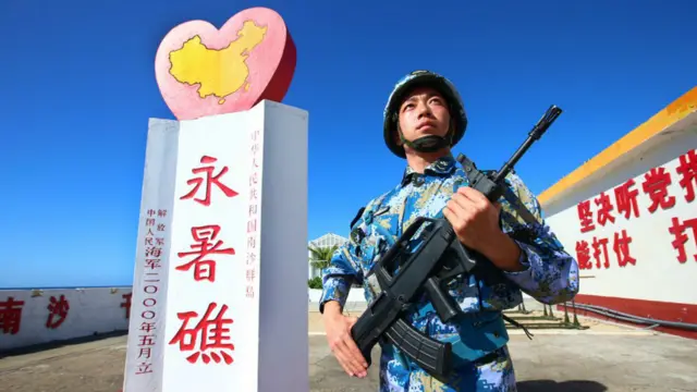 一名解放军士兵在南沙永暑礁上站岗（新华社图片5/1/2016）