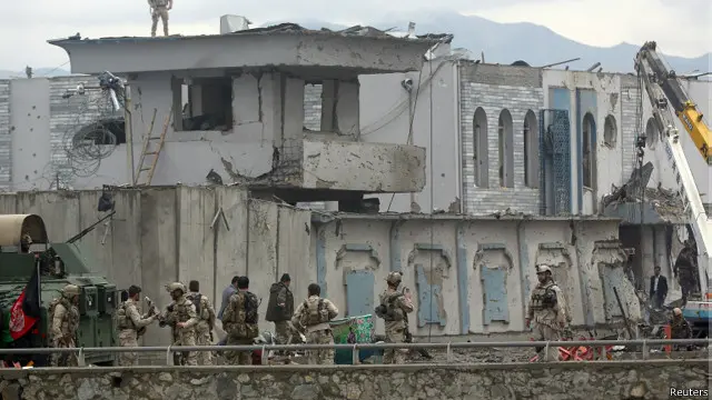 د کابل پولیس وايي، برید د پوځي قرارګاه څنګ ته شوی، چې یو دېوال یې پکې نړېدلی دی.