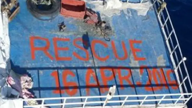 الناجون أنقذتهم سفينة شحن أعطت بي بي سي هذه الصور