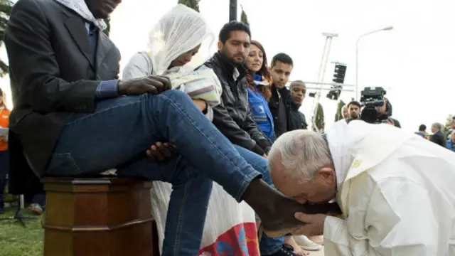 2016年3月24日，教皇方济各在位于罗马附近的波尔托新堡（Castelnuovo di Porto）的难民中心举行洗脚礼仪式。（图片来源：AFP Photo/Osservatore Romano）