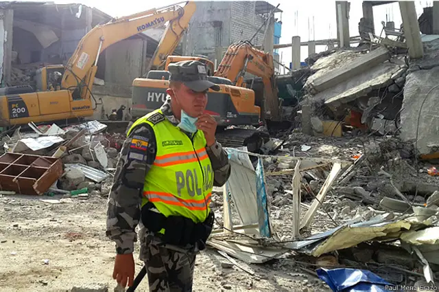 En Pedernales siguen retirando escombros.