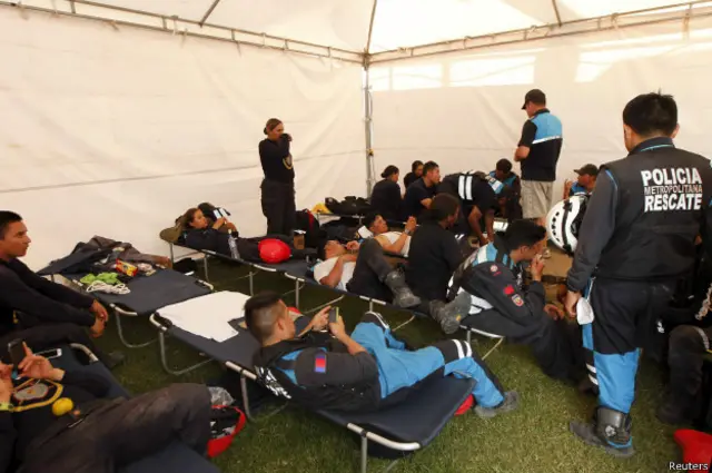 Decenas de rescatistas y voluntarios llegaron a ayudar a Pedernales.