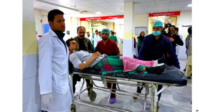 د افغانستان د عامې روغتیا وزارت وايي، د دوی اړوندو روغتونونو ته ۳۲۷ ټپیان وروړل شوي.
