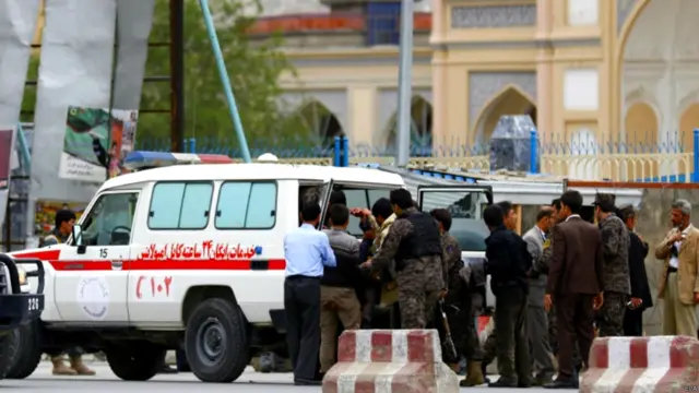 د چاودنې او برید ټپیان په کابل کې بېلابېلو روغتونو ته لېږدول شوي دي.