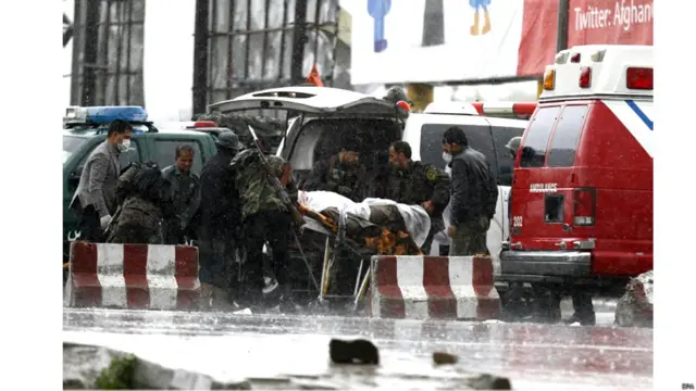 تر چاودنې شیبه وروسته د ټپیانو لېږدولو لپاره سیمې ته امبولانسونه ورسېدل.