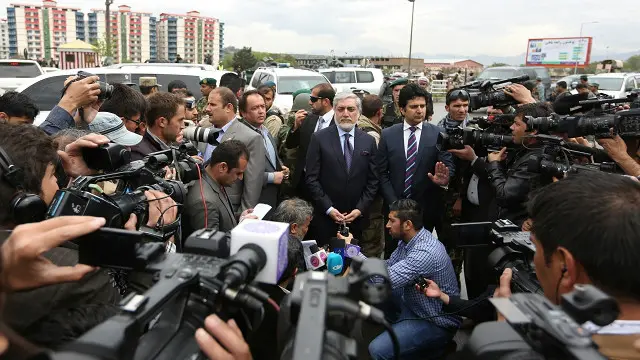 عبدالله عبدالله رئیس اجرائی حکومت وحدت ملی از محل انفجار دیدن کرد