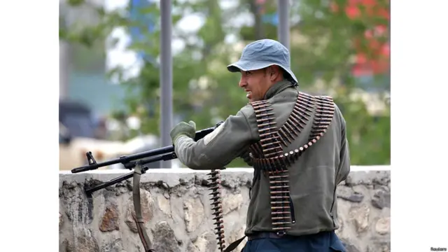 تر موټر بم برید وروسته څو ځانمرګو له امنیتي سرتېرو سره په جګړه کېوتل.