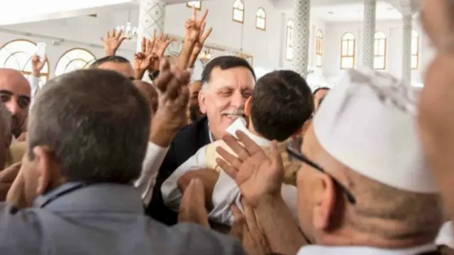 فايز السراج، رئيس الحكومة الجديدة وصل وأعضاء حكومته إلى العاصمة على متن زورق بعد إغلاق مسلحين المجال الجوي