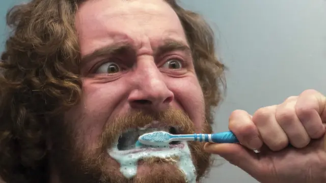 Por qué se ponen los dientes amarillos y qué hacer para evitarlo