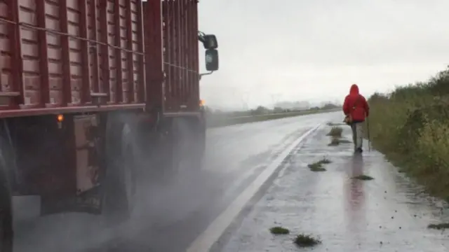 阿根廷的徒步条件恶劣，大雨中行走