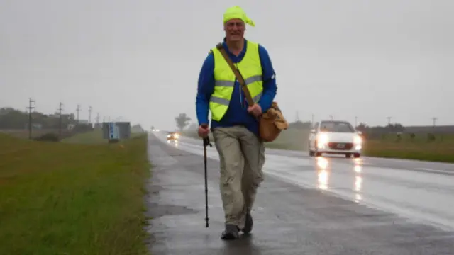 迈克在雨中徒步