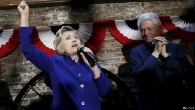 رافق الرئيس الأمريكي السابق، بيل كلينتون، زوجته هيلاري في تجمع انتخابي لها في مانهاتن.