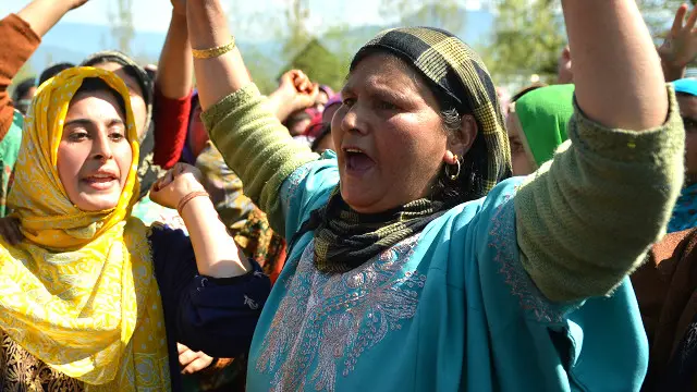 لڑکی کے ساتھ چھیڑ چھاڑ کی خبر کے بعد ہندوارا مظاہرے شروع ہوئے جس میں فوج کی فائرنگ سے اب تک پانچ افراد ہلاک ہلاک ہو چکے ہیں 