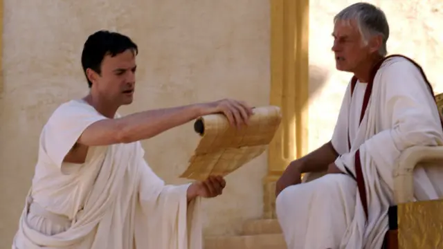 Bir BBC belgeselinde Çiçero'yu canlandıran aktör Paul Rhys.