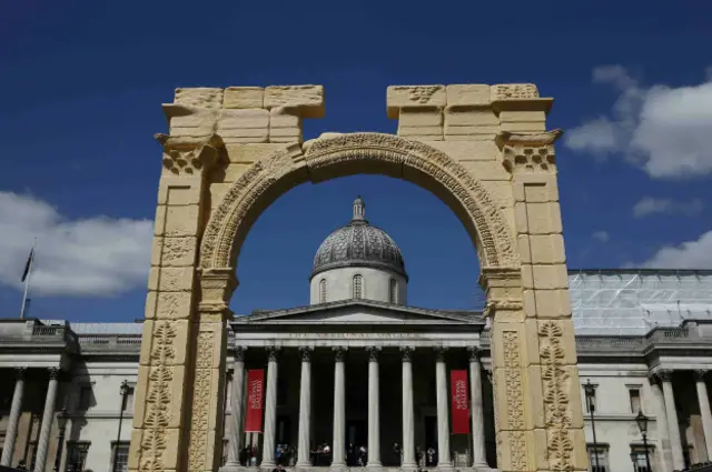 Копия Триумфальной арки немного меньше оригинала