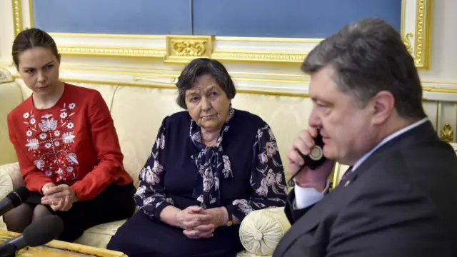 Президент зустрівся з мамою і сестрою Савченко