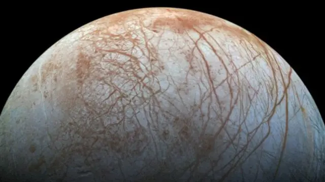 يعتبر يوروبا مكانا واعدا لدراسة وجود كائنات حية خارج محيط كوكب الأرض.