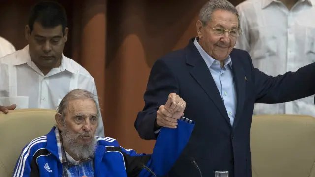 菲德尔卡斯特罗（左）和弟弟劳尔卡斯特罗