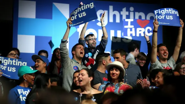 Hillary Clinton'ın destekçileri, gelen ilk sonuçları sevinçle karşıladı.