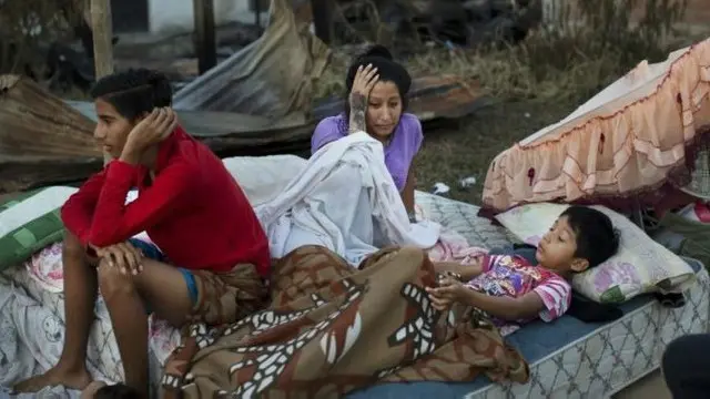 Miles de personas se han visto obligadas a dormir en la calle.